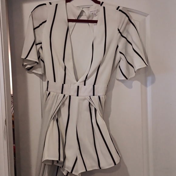 Akira-Black and white romper with a train - Picture 3 of 3